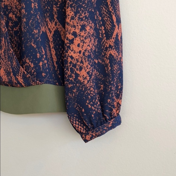 • Cabi • 101 Border Wrap Blouse Python Small - Picture 4 of 4